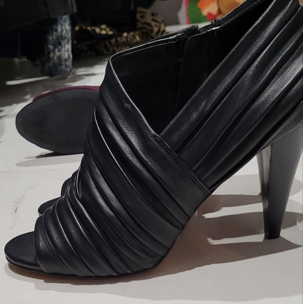 Black Pleated Shooties